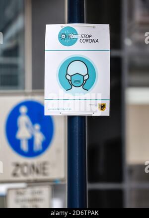 Dortmund, Ruhrgebiet, Nordrhein-Westfalen, Deutschland - Pflicht, Masken in der Fußgängerzone zu tragen in Zeiten der Corona-Pandemie, Stop Corona, ein Schild indi Stockfoto