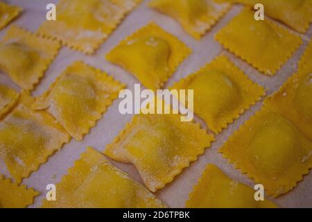 Die Kreation von Tortelli in der Küche. Typisches Gericht des Emilians: Italienische Küche. Stockfoto