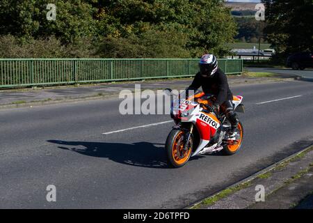Ein Repsol Honda CBR Motorradfahrer; zweirädrige Transport, Motorräder, Fahrzeug, Straßen, Motorräder, Radfahrer fahren in Chorley, Großbritannien Stockfoto
