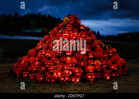 Großer Haufen glühender geschnitzter Kürbisse in der Nacht. Halloween Kürbis Veranstaltung von Rannikko Market Garden. Halikko, Salo, Finnland. 16. Oktober 2020. Stockfoto