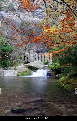 Kleiner Wasserfall am Fluss Puron im Naturpark Valderejo, Alava, Pais Vasco, Spanien Stockfoto