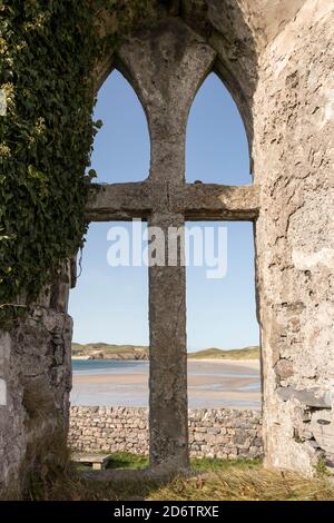 Balnakeil Beach Blick durch das Fenster der ruinierten Balnakeil Church, Durness, Sutherland, Schottland, UK Stockfoto