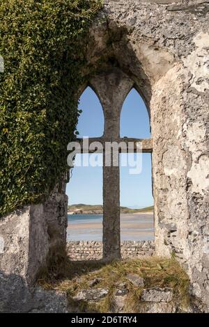 Balnakeil Beach Blick durch das Fenster der ruinierten Balnakeil Church, Durness, Sutherland, Schottland, UK Stockfoto