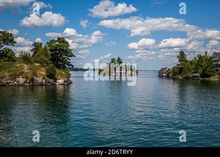 Tausend Inseln mit ihren Hütten entlang des St. Lawrence Flusses Und US-Kanada Grenze Stockfoto