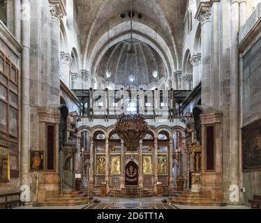 Jerusalem / Israel - 2017/10/12: Kirche des Heiligen Grabes Innenraum mit griechisch-orthodoxen Katholikon Hauptschiff und Altar in der Altstadt Stockfoto