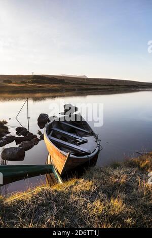 Loch Raa Fischerboote beleuchtet von Early Morning Light, Achnahaard, Coigach Peninsula, Wester Ross, Northwest Highlands of Scotland, UK Stockfoto