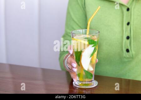 Frau trinkt Früchtetee im Café Stockfoto