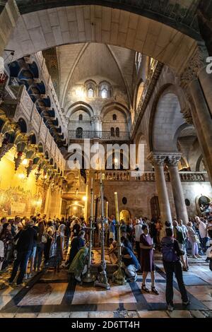 Jerusalem / Israel - 2017/10/11: Kirche des Heiligen Grabes Innenraum, Haupteingang Halle mit Stein der Salbung in der historischen Altstadt Stockfoto