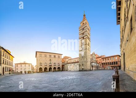 Pistoia, Italien. Panorama der Piazza del Duomo Platz mit altem Rathaus und Kathedrale von San Zeno bei Sonnenaufgang Stockfoto