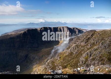 Der Blick über den Bealach na Ba Pass zur Isle of Skye von Sgurr a Chaorachain, Applecross, Schottland, Großbritannien Stockfoto