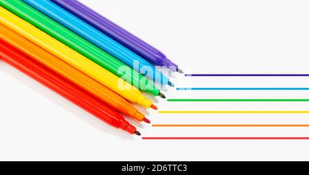 Marker von Regenbogenfarben isoliert auf weißem Hintergrund. LGBTQ Regenbogen Flagge Gay Stolz Hintergrund. Speicherplatz kopieren Stockfoto