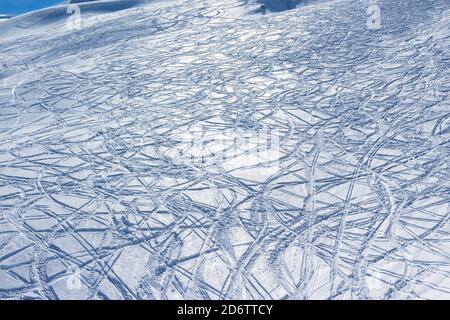 Unzählige Ski-Tracks auf einer normalerweise überfüllten Skipiste Stockfoto