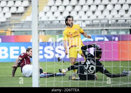 Turin, Italien. Oktober 2020. Riccardo Sottil von Cagliari während der Serie A Fußballspiel Turin FC gegen Cagliari. Cagliari gewann 2-3 gegen den FC Turin im Olympiastadion Grande Torino in Turin. (Foto von Alberto Gandolfo/Pacific Press/Sipa USA) Quelle: SIPA USA/Alamy Live News Stockfoto