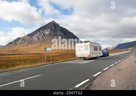 Verkehr auf der A82 Road mit dem Berg Buachaille Etive Mor als Kulisse, Glencoe, Highland, Schottland, Großbritannien Stockfoto