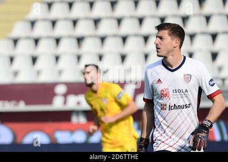 Turin, Italien. Oktober 2020. Alessio Cragno von Cagliari während der Serie A Fußballspiel Turin FC gegen Cagliari. Cagliari gewann 2-3 gegen den FC Turin im Olympiastadion Grande Torino in Turin. (Foto von Alberto Gandolfo/Pacific Press/Sipa USA) Quelle: SIPA USA/Alamy Live News Stockfoto