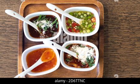 Thailändische Saucen und Gewürze. Beliebte thailändische Saucen. Thailändisches Essen Stockfoto