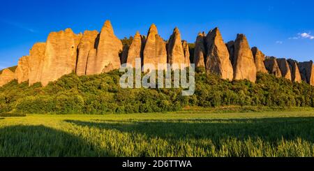 Sonnenuntergang auf monolithischen Felsformationen namens 'Les Pénitents' in der Nähe des Dorfes Les Mées. Alpes-de-Haute-Provence, Frankreich Stockfoto