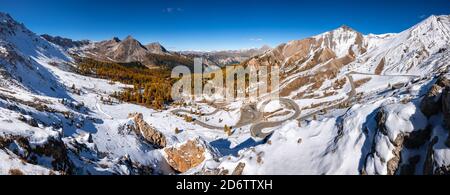 Izoard Pass (Col d'Izoard), die malerische D902 Straße und Napoleon Refuge im Herbst mit Schnee. Regionaler Naturpark Queyras, Hautes-Alpes, Alpen, Frankreich Stockfoto