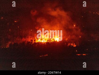 Häuser und Bäume brennen, während das CalWood-Feuer über Nacht in Colorado brennt Stockfoto