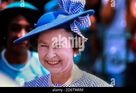 Ein lächelndes HM Queen Elizabeth II trägt einen Hut von Milliner Philip Somerville. Königlicher Besuch auf Barbados 8.-11. März 1989 Stockfoto