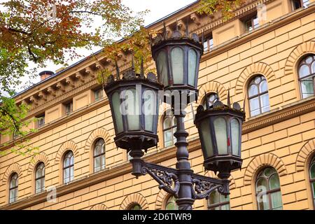 Laterne in der Nähe des Hauptgebäudes der Saeima - parlament der Republik Lettland in der Altstadt von Riga an der Ecke der Jekaba und Klostera Straßen, Riga Stockfoto