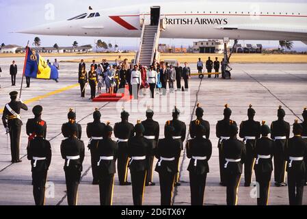 Die britische Königin Elizabeth II. Stand während einer Begrüßungszeremonie auf dem roten Teppich, nachdem sie zu Beginn ihres viertägigen Aufenthalts auf der Karibikinsel Barbados auf dem internationalen Flughafen Grantley Adams mit einem Flug von B.A. Concorde landete. März 1989. Stockfoto