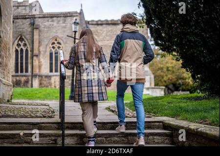Junges Paar, das Hand in Hand geht Stockfoto