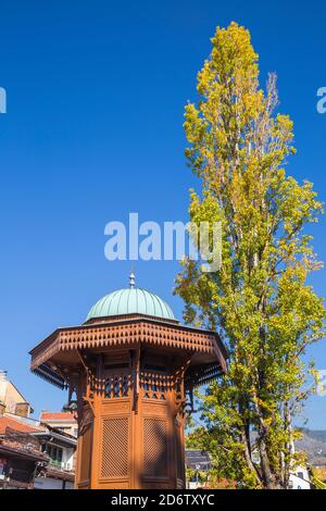 Bosnien und Herzegowina, Sarajevo, Bascarsija - Altstadt, Bascarsija-Platz, Sebilj, Holzbrunnen im osmanischen Stil Stockfoto