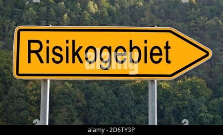 Wegweiser mit der Aufschrift 'Risikogebiet', Übersetzung 'Risikobereich' Stockfoto