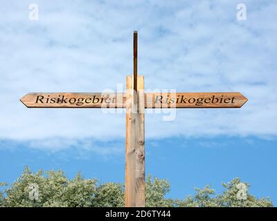 Wegweiser mit der Aufschrift 'Risikogebiet', Übersetzung 'Risikobereich' Stockfoto