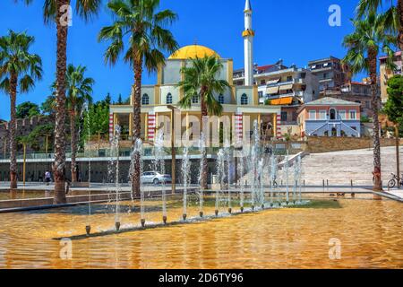 Durres/Albanien- 29. Juli 2020: Stadtbild des albanischen Resorts – Park am zentralen Stadtplatz – SheshiLiria – Brunnen, schöne Architektur, Palmen Stockfoto