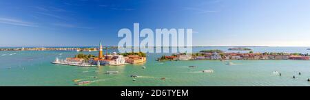 Luftpanorama der venezianischen Lagune mit San Giorgio Maggiore Insel, Lido Insel und Giudecca Insel, Segelboote in Giudecca Kanal, blauer Himmel, Venedig Stadt, Italien. Panorama der venezianischen Lagune Stockfoto