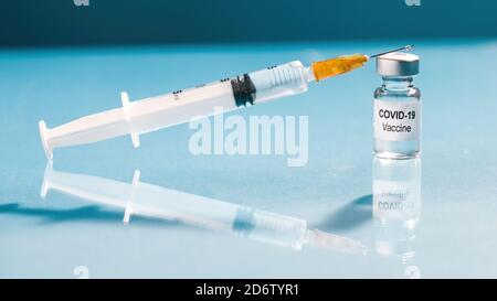 Coronavirus-Impffläschchen und Spritzennadel zur Injektion bereit. Stockfoto
