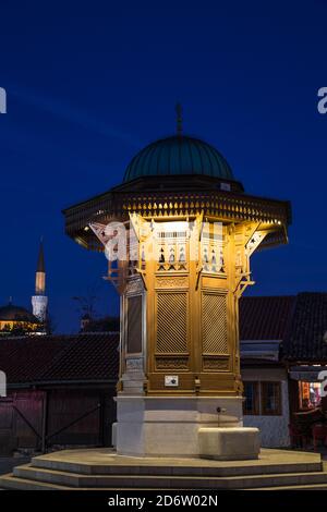 Bosnien und Herzegowina, Sarajevo, Bascarsija - Altstadt, Bascarsija-Platz, Sebilj, Holzbrunnen im osmanischen Stil Stockfoto