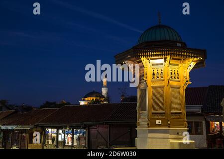 Bosnien und Herzegowina, Sarajevo, Bascarsija - Altstadt, Bascarsija-Platz, Sebilj, Holzbrunnen im osmanischen Stil Stockfoto