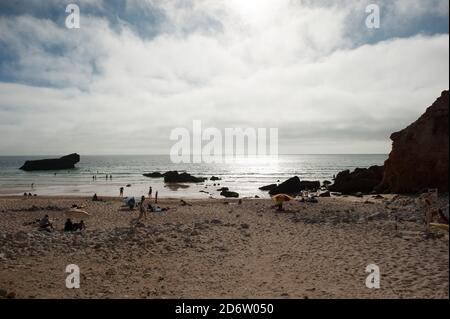 Menschen am Surfstrand in Sagres, Portugal bei Sonnenuntergang Stockfoto