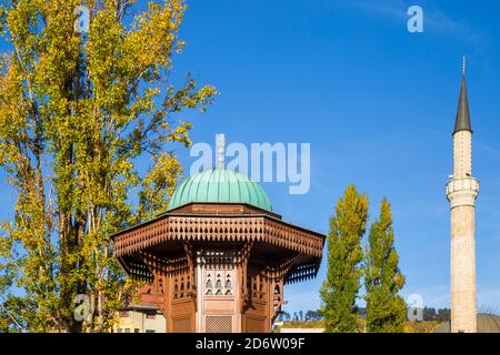 Bosnien und Herzegowina, Sarajevo, Bascarsija - Altstadt, Bascarsija-Platz, Sebilj, Holzbrunnen im osmanischen Stil Stockfoto