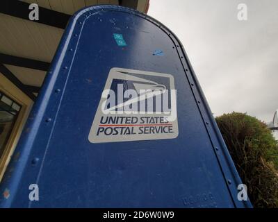 Niedrig anliegende Weitwinkelansicht des Postfachs mit Logo für United States Postal Service (USPS), Lafayette, California, 3. September 2020. () Stockfoto