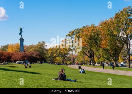 Montreal, 17. Oktober 2020: Die Einheimischen genießen das schöne Herbstwetter im Mont-Royal Park. Stockfoto