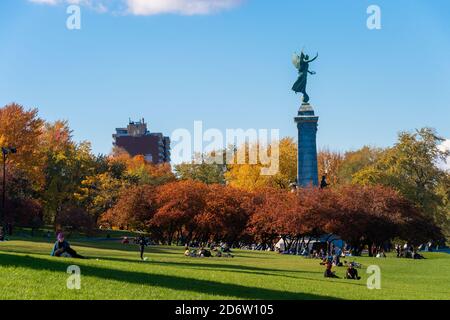 Montreal, 17. Oktober 2020: Die Einheimischen genießen das schöne Herbstwetter im Mont-Royal Park. Stockfoto