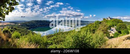 Blick auf Schloss Waldeck und Edersee in Nordhessen, Deutschland. Stockfoto