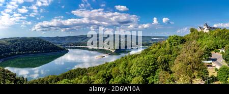 Blick auf Schloss Waldeck und Edersee in Nordhessen, Deutschland. Stockfoto