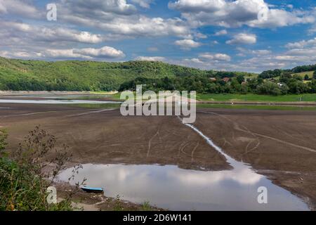 Eine alte Brücke, die Aseler Brücke, taucht auf sehr niedrigem Wasserstand im nordhessischen Edersee auf. Stockfoto
