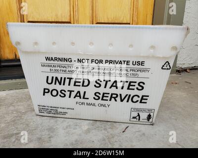 Großer Plastikpostkasten für United States Postal Service (USPS) auf der vorderen Stufe des Vorstadthauses, San Ramon, Kalifornien, 14. September 2020. () Stockfoto