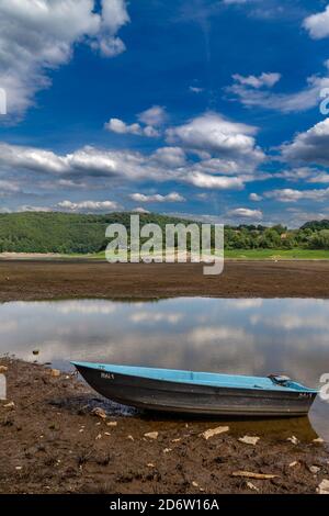 Boot auf dem Meeresgrund bei sehr niedrigen Wasserständen im Edersee in Nordhessen, Deutschland. Stockfoto