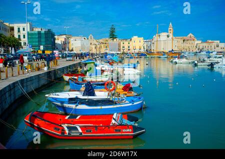 Bunte Boote säumen den Kai in Trani Port, Trani, Apulien (Apulien), Italien Stockfoto