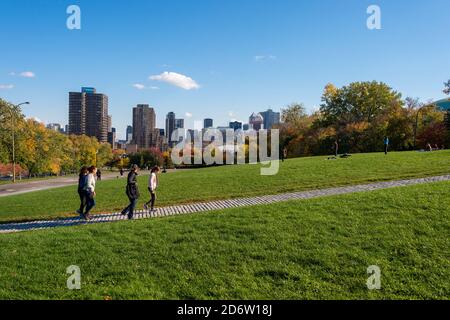 Montreal, 17. Oktober 2020: Eine Gruppe von Menschen geht im Mont-Royal Park spazieren. Stockfoto