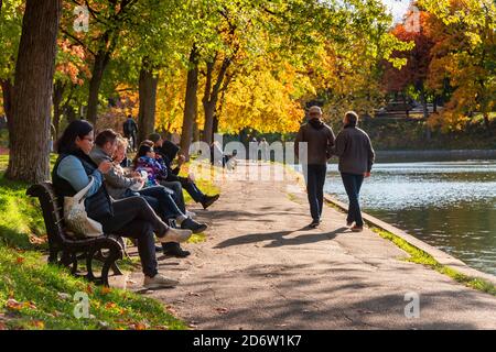 Montreal, CA - 19. Oktober 2020: Menschen genießen einen warmen und sonnigen Tag im La Fontaine Park in der Herbstsaison Stockfoto