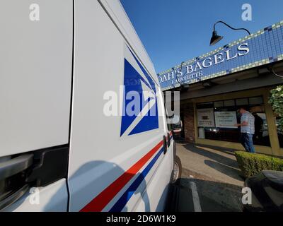 Weitwinkelansicht des USPS-LKW (United States Postal Service) mit sichtbarem Logo, Lafayette, Kalifornien, 17. September 2020. () Stockfoto