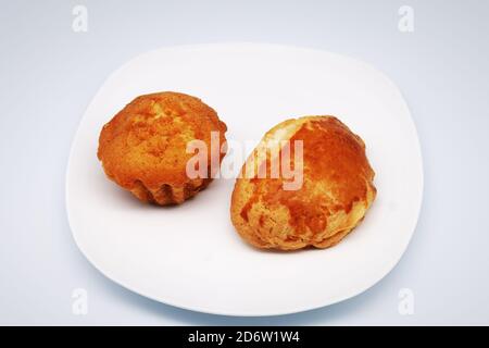 Cupcake und sotschnik auf dem weißen Teller. Stockfoto